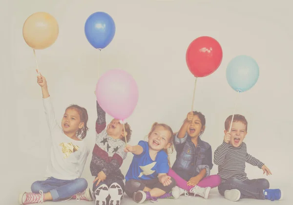 Mijn lieve kinderen poseren in studio — Stockfoto