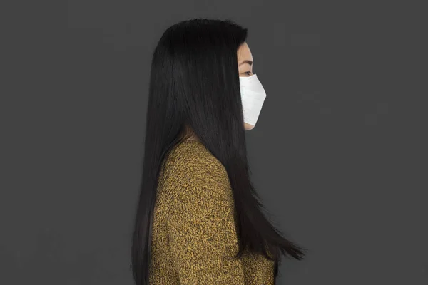Mulher usando máscara médica — Fotografia de Stock