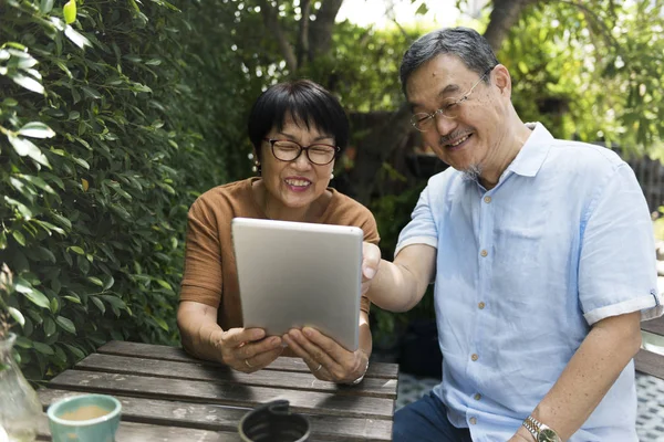 Senior paar met behulp van digitale apparaat — Stockfoto