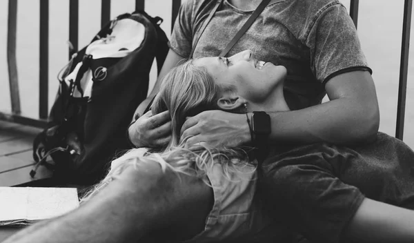 Femme allongée sur les genoux de son petit ami — Photo