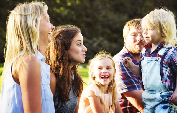 Famille heureuse ensemble à l'extérieur — Photo