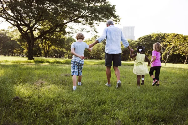 Avô com crianças no parque de verão — Fotografia de Stock