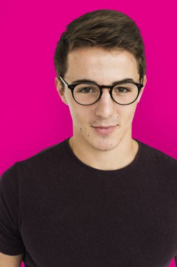 gözlük genç yakışıklı adam