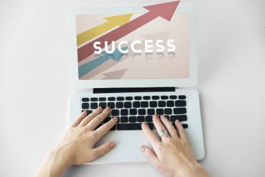 Dizüstü bilgisayarda çalışan kadın