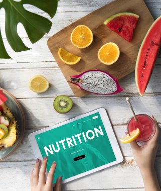 Dijital tabletli kadın.