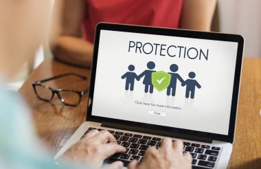 Dizüstü bilgisayar kullanan kişi