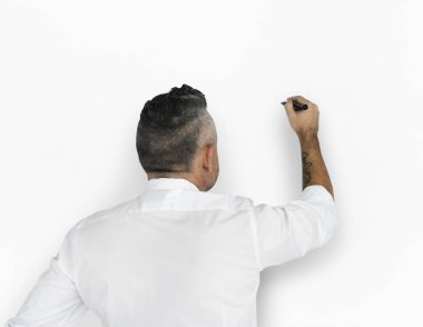 bir şeyler yazıyor işadamı