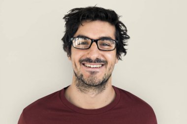 casual adam gülümsüyor