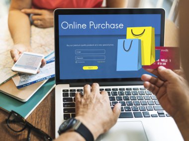 kişi dizüstü bilgisayar ve kredi kartı.