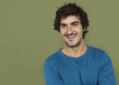 yakışıklı gülen adam 