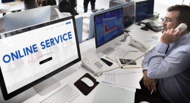 Bilgisayarda çalışan iş adamı