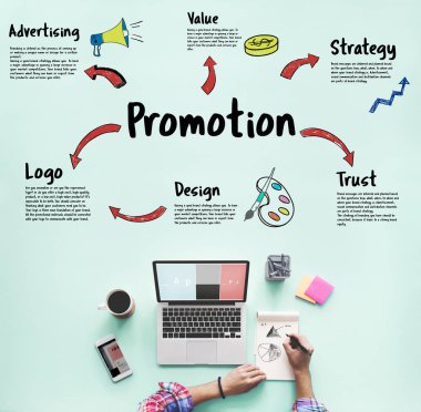 dizüstü bilgisayar kullanan kişi