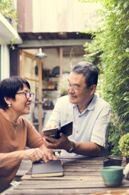 Akıllı telefon kullanan çift