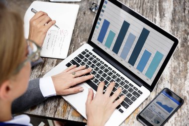 Dizüstü bilgisayar kullanan iş adamları