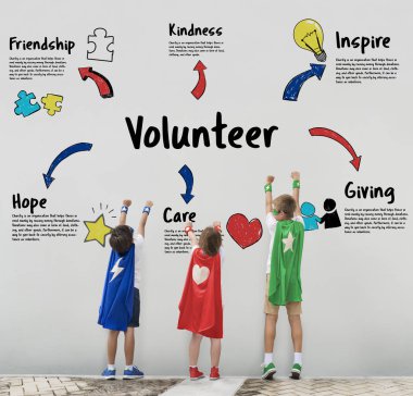 kostümleri süper kahramanlar duvara gösterilen çocuklarda