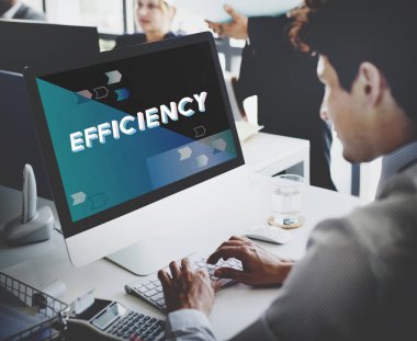 Bilgisayarda çalışan iş adamı