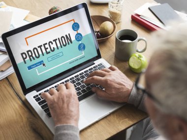 dizüstü bilgisayar kullanan kıdemli