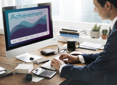 bilgisayarla çalışma iş adamı