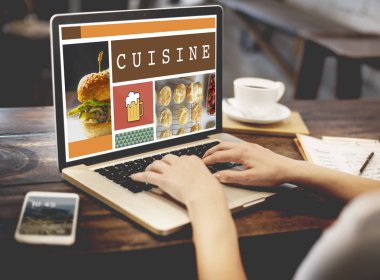 Dizüstü bilgisayar kullanan kadın