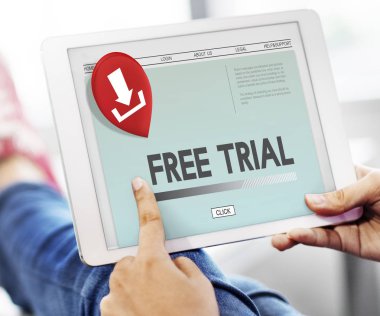 Dijital tablet kullanan kişi 