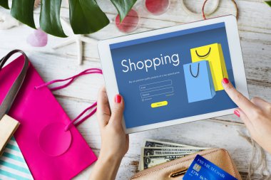 dijital tablet kullanan kadın