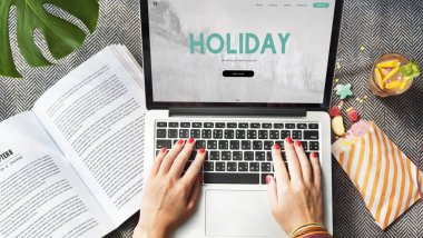 Dizüstü bilgisayarda yazan kadın.