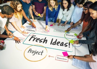 grup öğrenci çalışma masasında