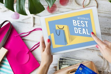 dijital tablet kullanan kadın