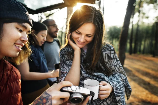 Lidé Kontrola fotky na fotoaparátu — Stock fotografie