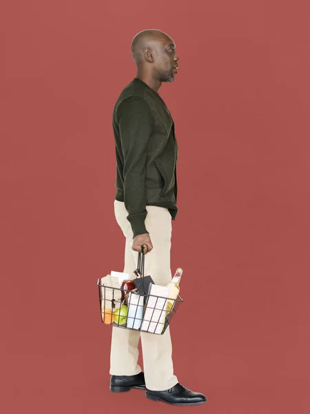 Homem com cesta de compras — Fotografia de Stock