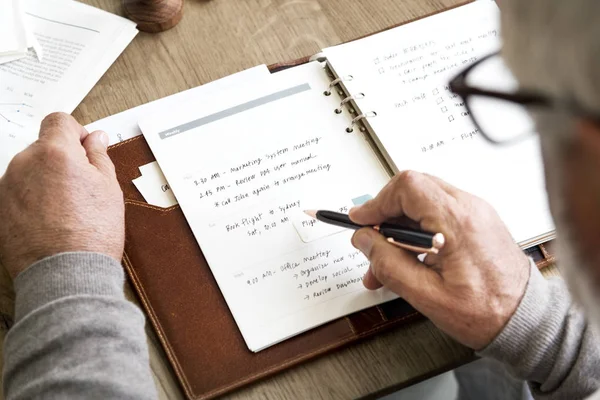 Homem escrevendo no caderno — Fotografia de Stock