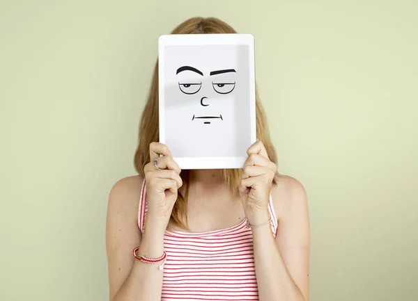 Kobieta, obejmujących twarz z cyfrowego tabletu. — Zdjęcie stockowe