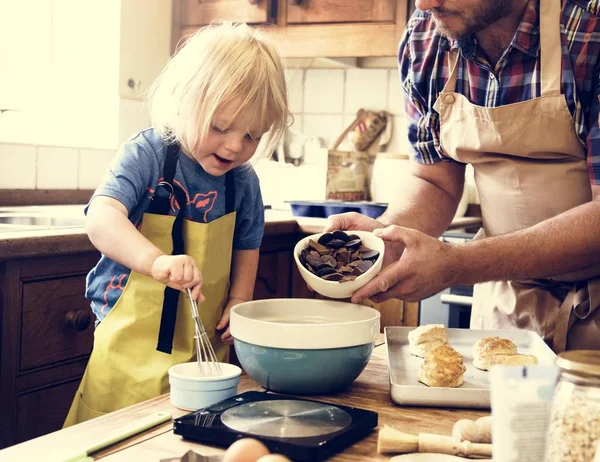 Père et fils cuisinent ensemble — Photo