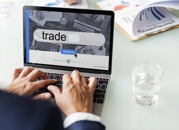 Bilgisayarla çalışan bir iş adamı