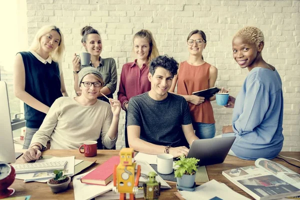 Geschäftsleute, die im Büro arbeiten — Stockfoto