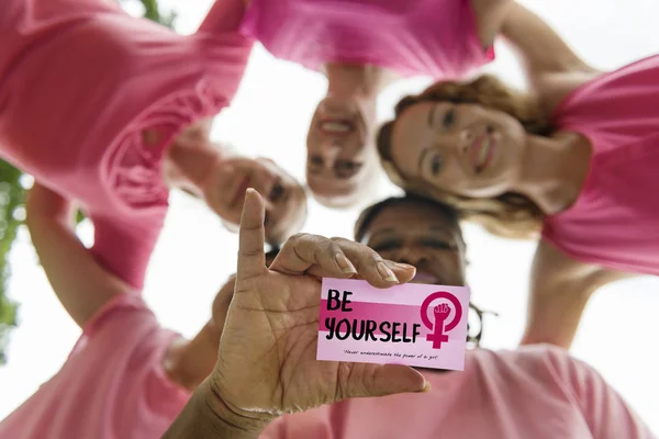 Ženy v růžové košile ukazuje kartu — Stock fotografie