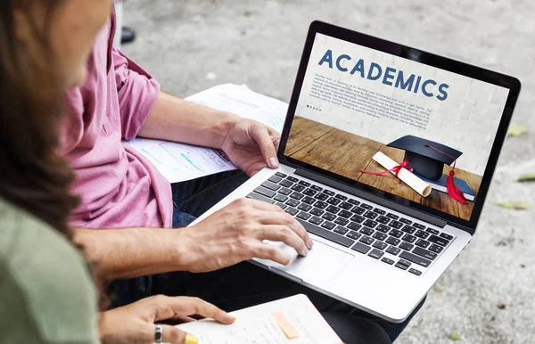 Studenten met behulp van laptop samen — Stockfoto