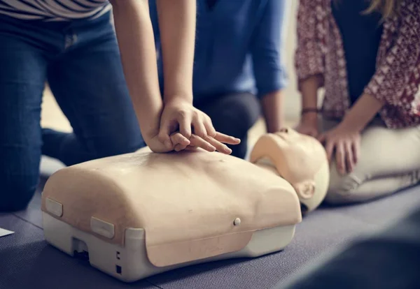 Personen beim Erste-Hilfe-Training — Stockfoto