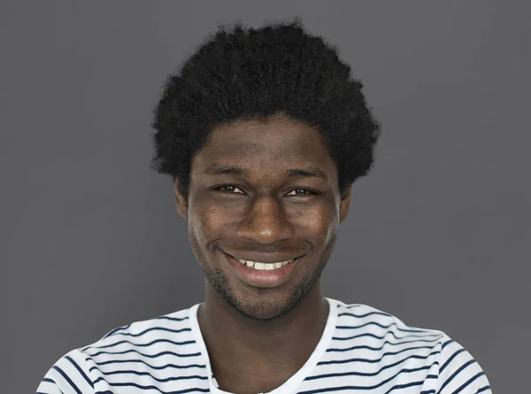 Příležitostné africký muž s úsměvem — Stock fotografie