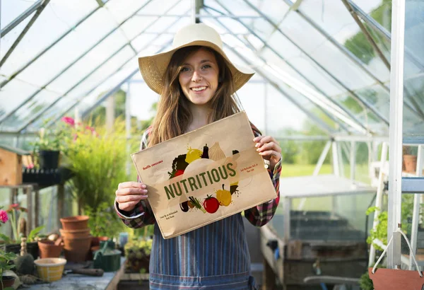 Landwirt mit Plakat — Stockfoto