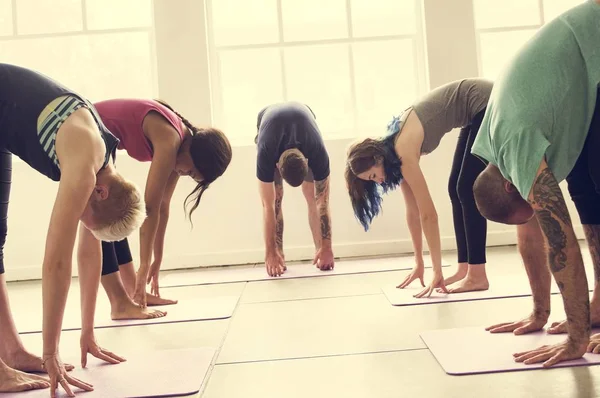 Människor som gör yoga praxis — Stockfoto