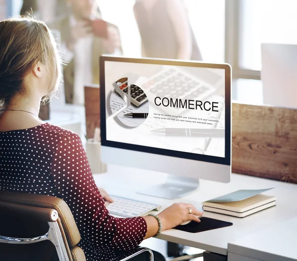 Businesswoman working on computer — Stock Photo, Image