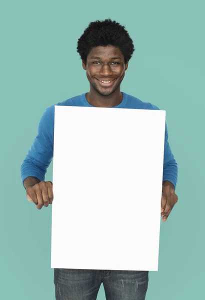Hombre de negocios afroamericano sosteniendo pancarta — Foto de Stock