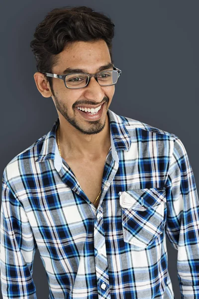 Vrolijke Indiase Man in brillen — Stockfoto