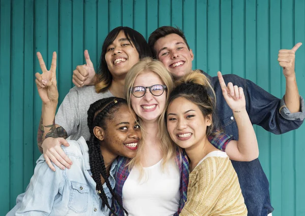 Estudantes abraçando juntos — Fotografia de Stock