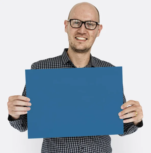 Hombre sosteniendo pancarta —  Fotos de Stock