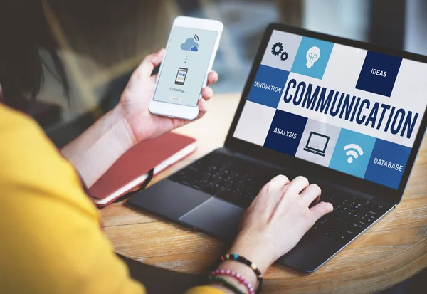 Kvinna med laptop och mobiltelefon — Stockfoto