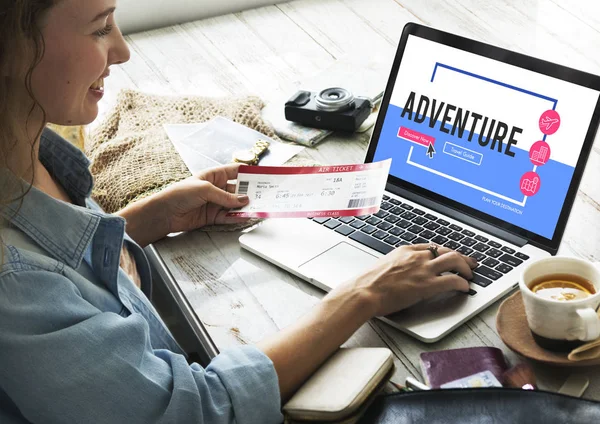 Persoon met behulp van laptop en planning reizen — Stockfoto