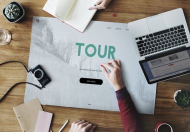 laptop ile masada oturan insanlar