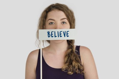 Kadın kapsayan ağız boş. 